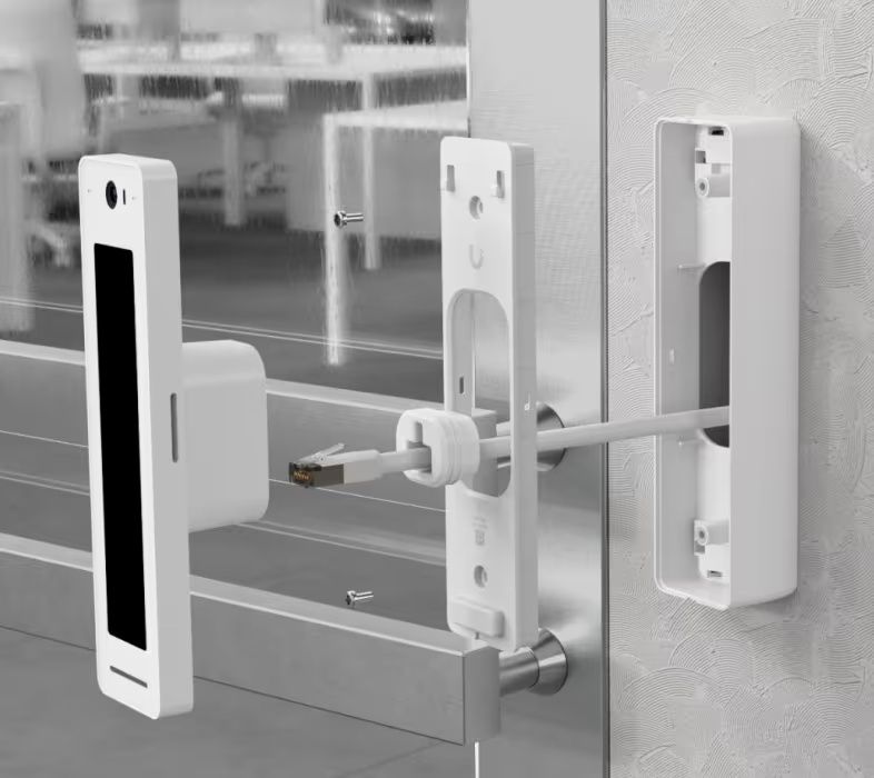 Installatie voorbeeld van de Ubiquiti UniFi Access Reader Pro Angle Mount wit met Ubiquiti UniFi Access Reader Pro