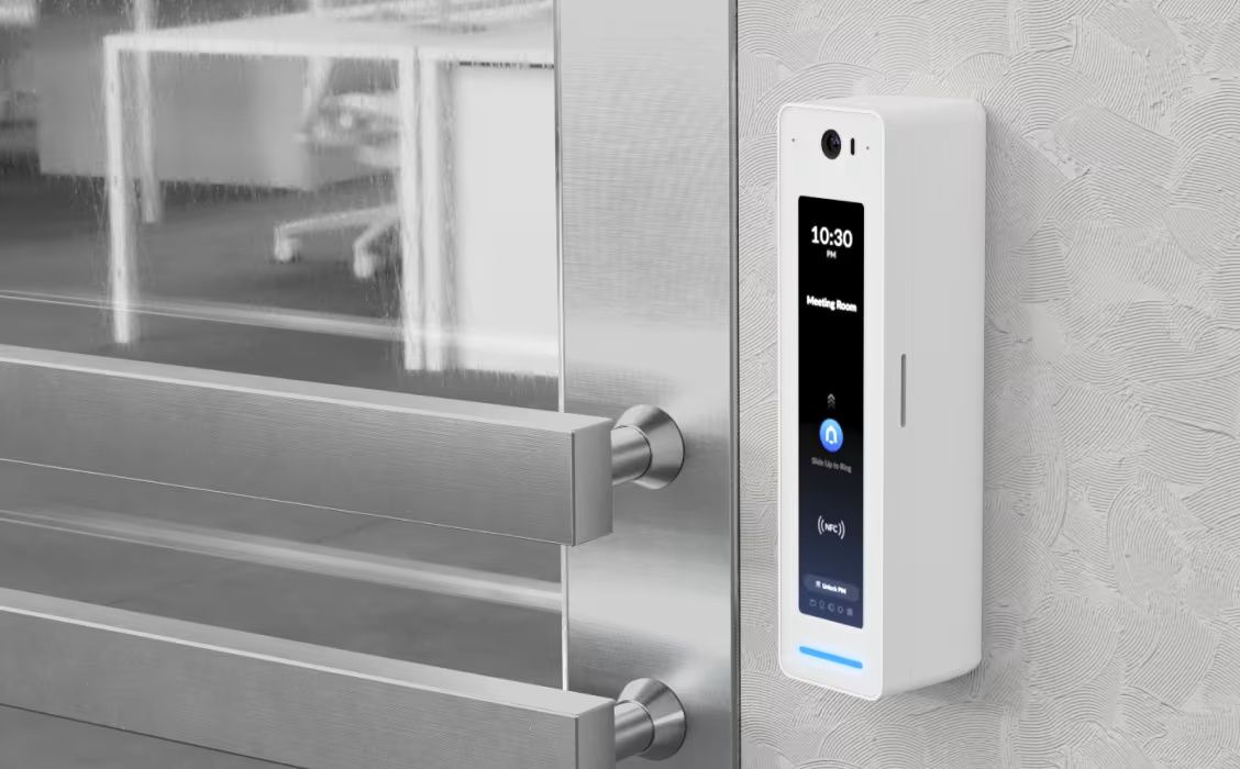 Een Ubiquiti UniFi Access Reader Pro aan de muur bevestigd met een Ubiquiti UniFi Access Reader Pro Angle Mount wit