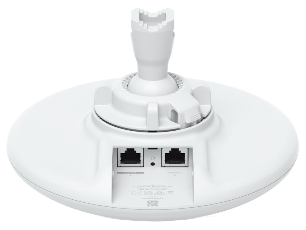 Achterkant van de Ubiquiti UniFi Device Bridge Pro met montagebeugel en de onderkant met twee gigabit ethernetpoorten