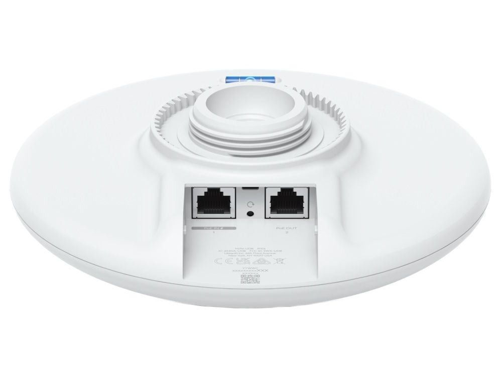 Onderkant van de Ubiquiti UniFi Device Bridge Pro met twee gigabit ethernetpoorten waarvan één met Power over Ethernet