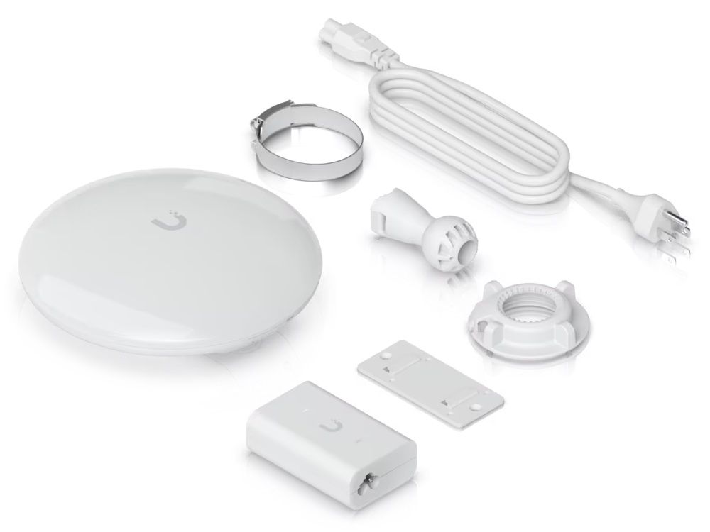 Verpakkingsinhoud van de Ubiquiti UniFi Device Bridge Pro met PoE adapter en montagemateriaal voor paalmontage