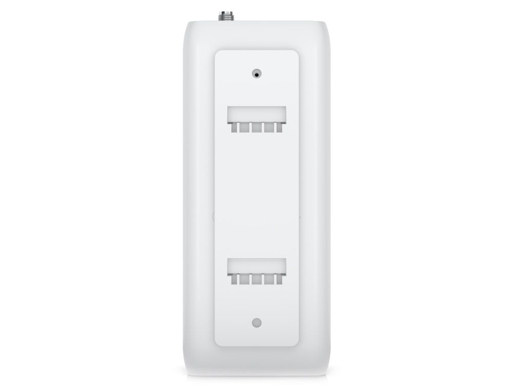 Achterkant van de Ubiquiti UniFi Device Bridge met daarop de muurbeugel bevestigd