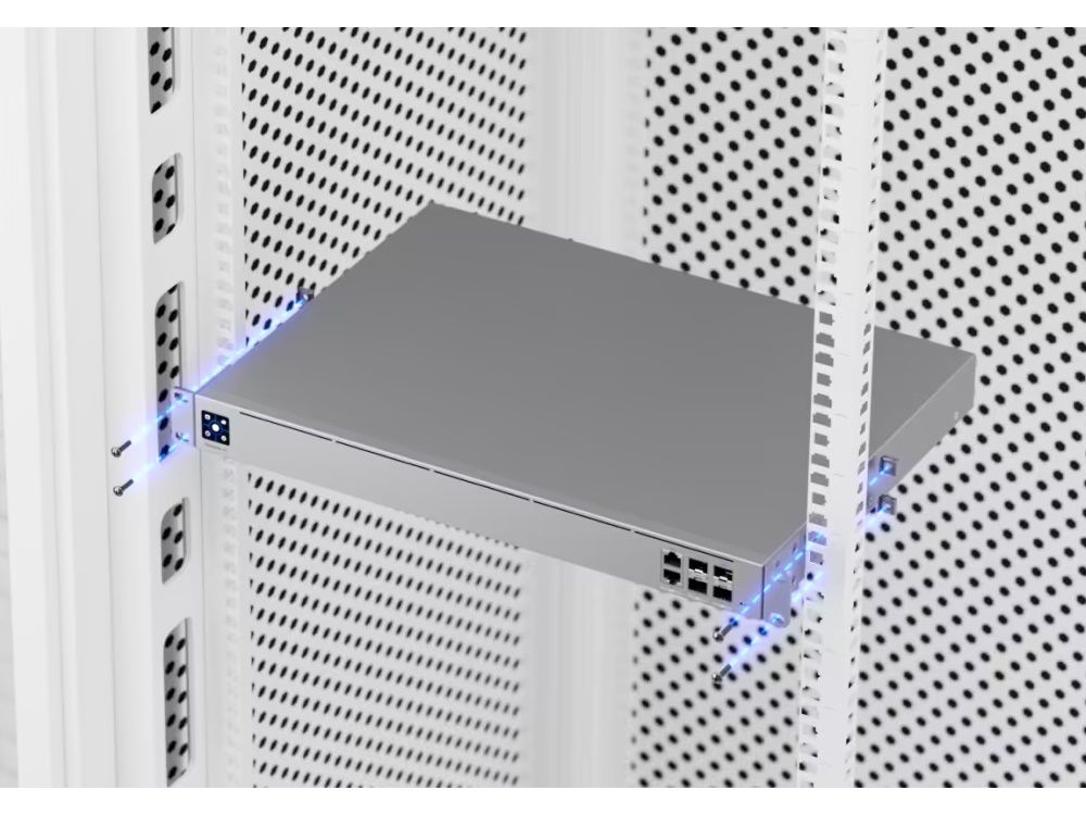 De Ubiquiti UniFi Next-generation Gateway Enterprise geplaatst in een serverrack met de rackmount kit