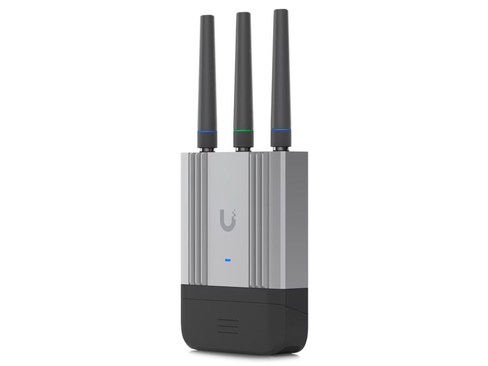 Ubiquiti UniFi Mobile Router Industrial schuin vooraanzicht