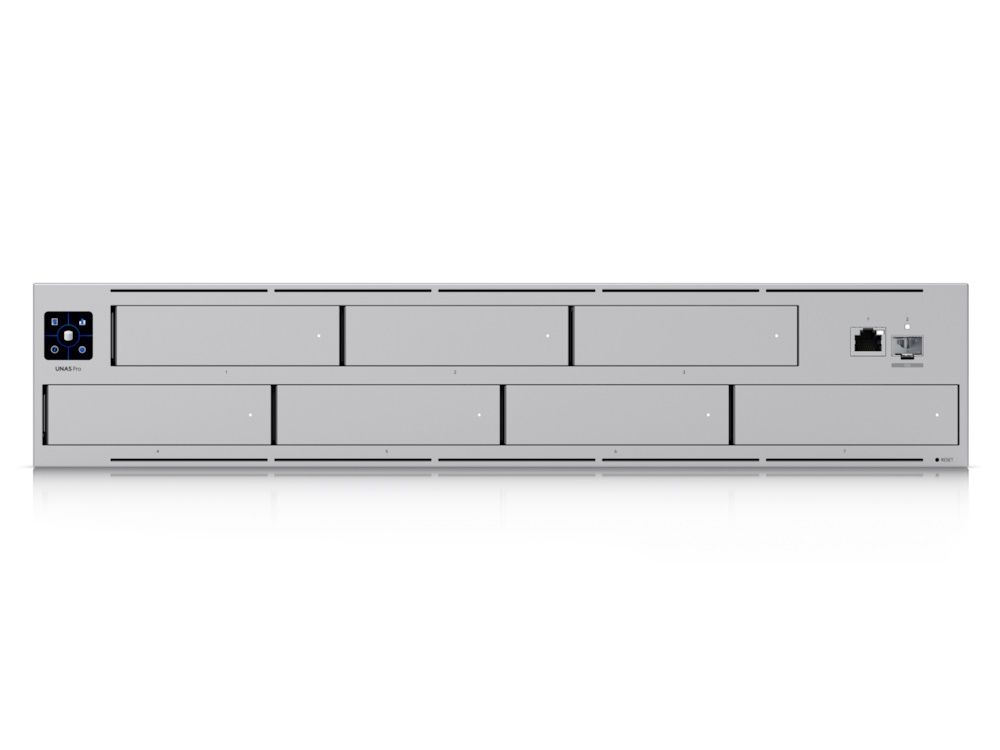 Voorkant van de 7-bay Ubiquiti UniFi NAS Pro (UNAS Pro) met ruimte voor 7 harde schijven voor het veilig opslaan en delen van bestanden