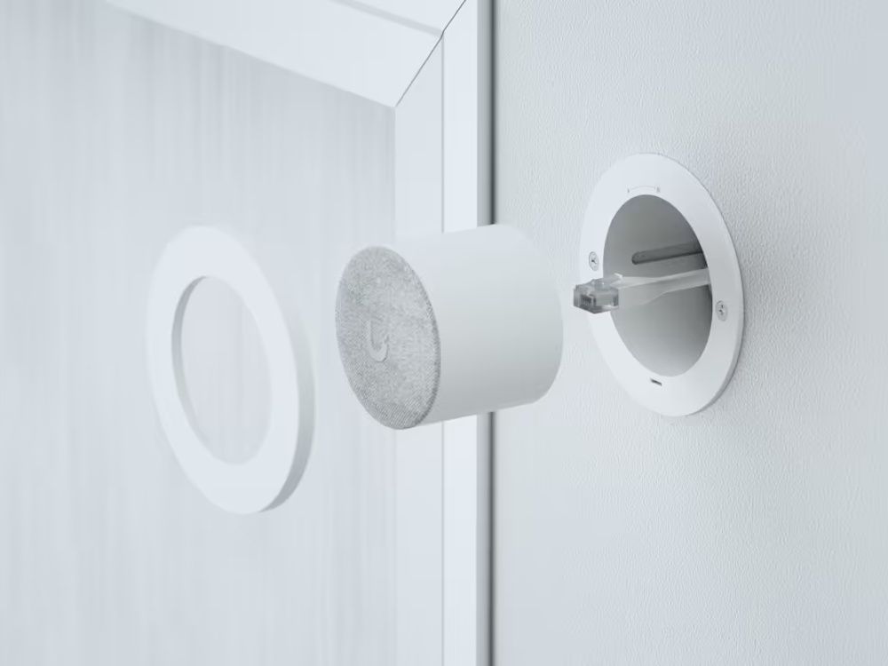 Afbeelding van de Ubiquiti UniFi PoE Smart Chime die wordt geïnstalleerd in de muur.