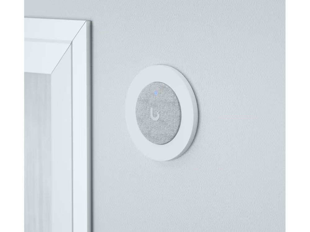 Een ingebouwde Ubiquiti UniFi PoE Smart Chime in de wand geplaatst met PoE voeding