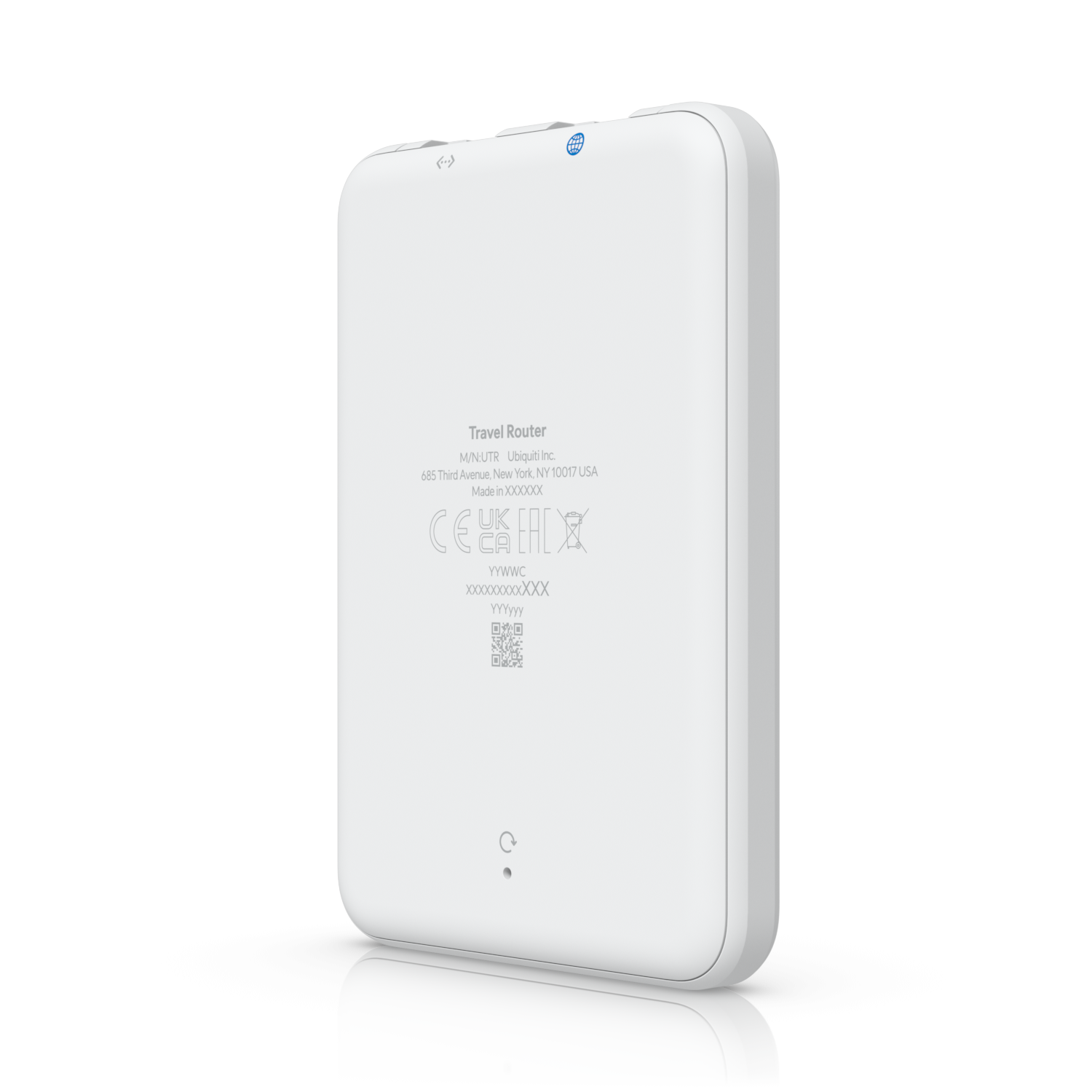 De Ubiquiti UniFi Travel Router compacte WiFi 5 VPN reisrouter schuin van rechtsachter