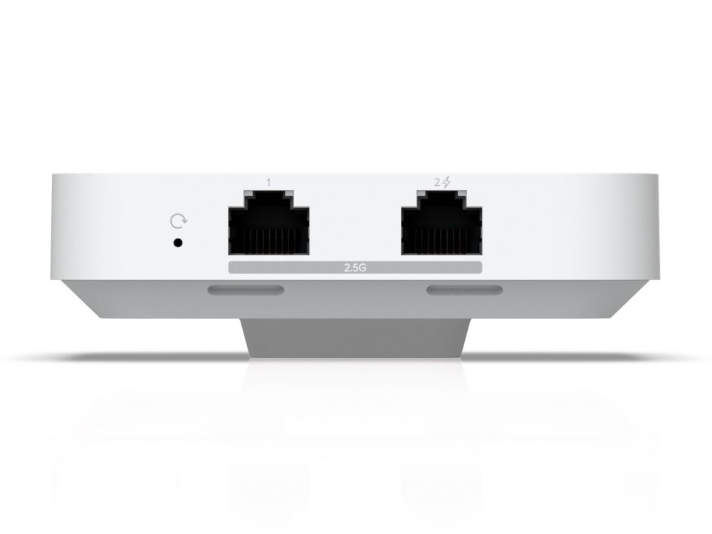 Onderkant van het Ubiquiti UniFi 7 In-Wall indoor WiFi 7 access point met twee 2.5 Gigabit ethernetpoorten waarvan één met PoE output