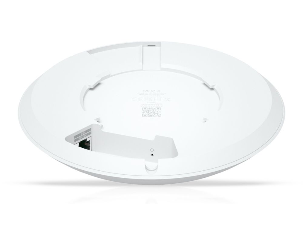 Het Ubiquiti UniFi 7 Long-Range indoor WiFi 7 access point schuin van onder aan de achterkant met de ethernetpoort zichtbaar