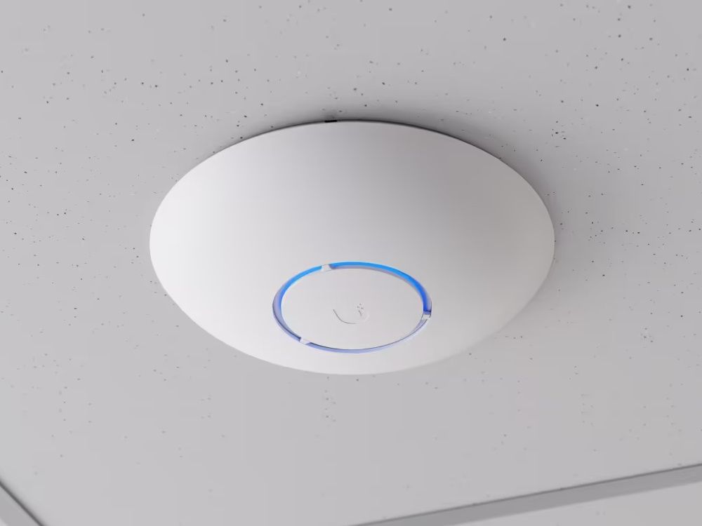 Ubiquiti U7 Paintable Cover voor UniFi 7 Pro en UniFi 7 Pro Max access points gemonteerd