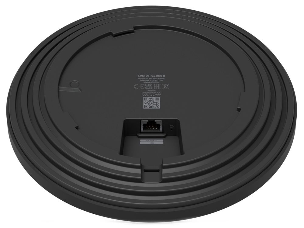 Onderkant en achterkant van het Ubiquiti UniFi U7 Pro XGS Indoor 8-stream WiFi 7 Access Point in het zwart met de ethernetpoort