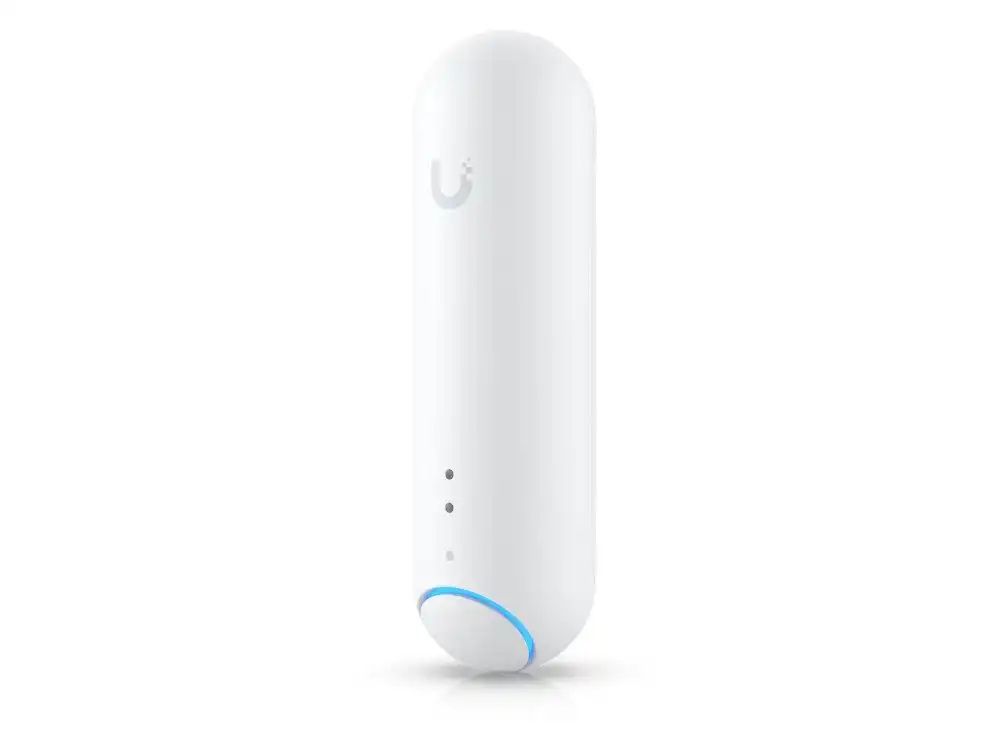 De Ubiquiti Protect All-In-One sensor schuin van voren