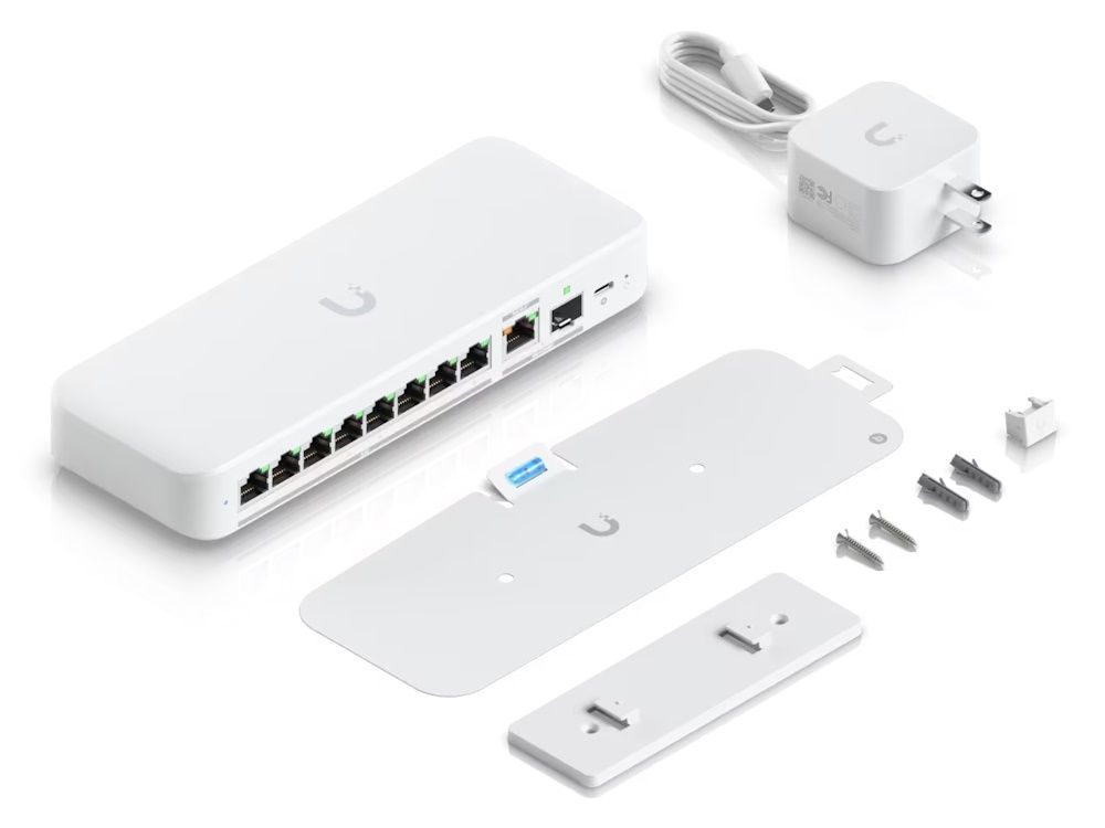 Verpakkingsinhoud van de compacte Ubiquiti UniFi Flex 2.5G 8-poorts managed switch met voedingsadapter en montagemateriaal