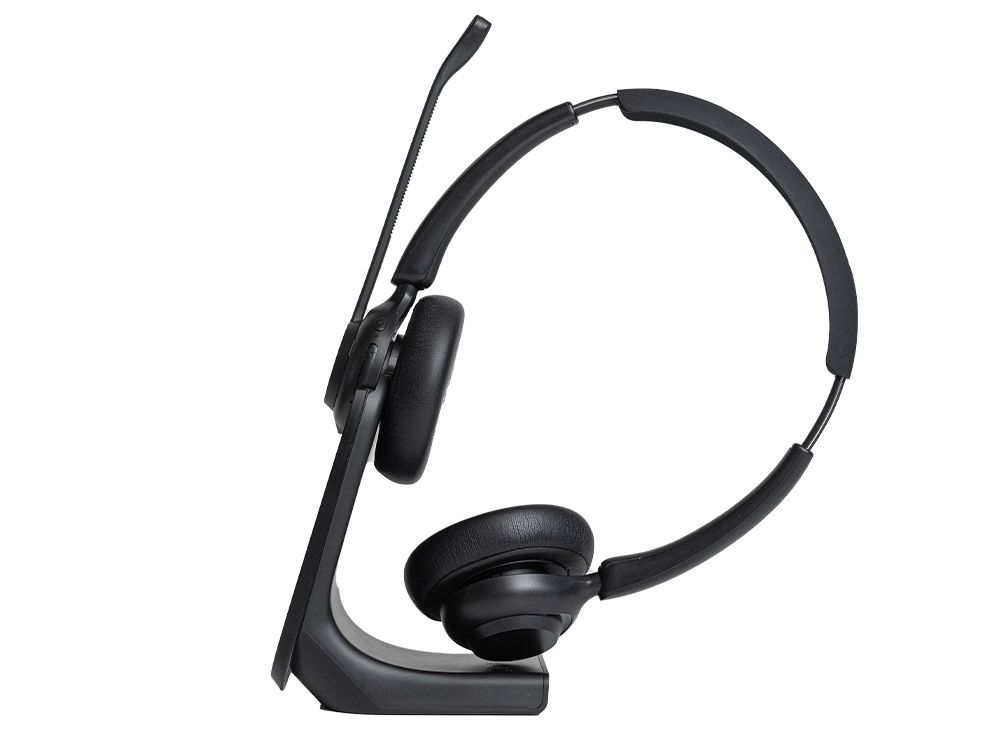 Zijkant van de Voxiz Wireless draadloze Bluetooth kantoor headset op het laadstation