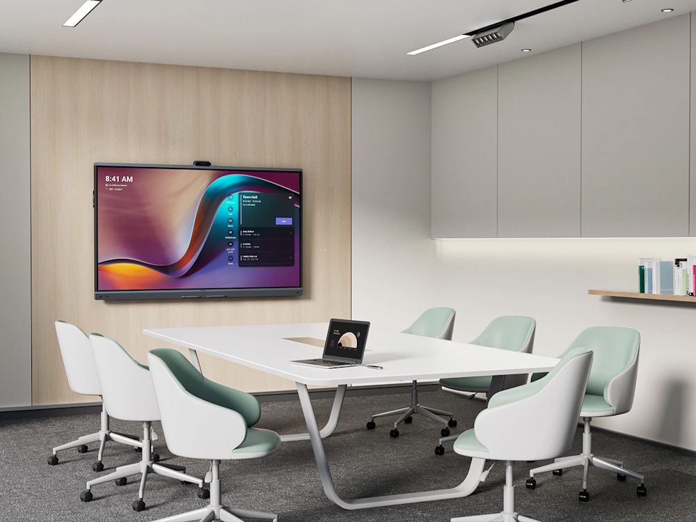 Sfeerfoto van de Yealink MeetingBoard 65 Pro all-in-one vergaderoplossing met touchscreen en 4K camera voor videovergaderingen en presentaties in een kleine vergaderruimte