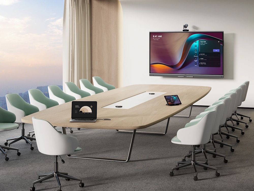 Sfeerfoto van de Yealink MeetingBoard 86 Pro all-in-one vergaderoplossing met touchscreen en 4K camera voor videovergaderingen en presentaties in een grote vergaderruimte