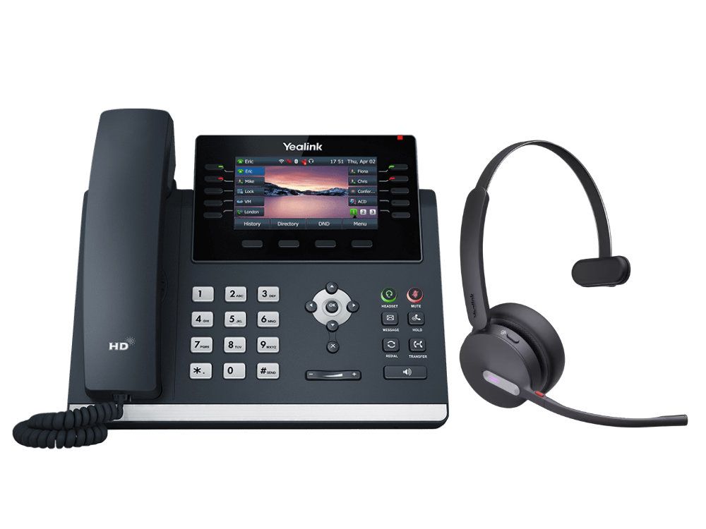 Voorkant van de Yealink T46U VoIP telefoon met de Yealink WH64 Mono headset