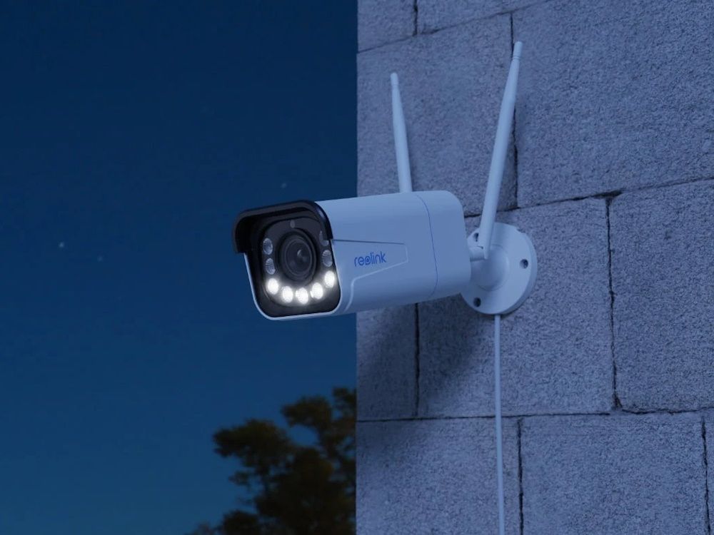 Reolink W430 outdoor 4K WiFi camera met spotlight sfeerbeeld buiten met nachtzicht